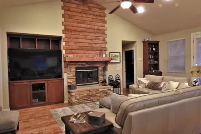 Image de Beautifully furnished home with Hot Tub