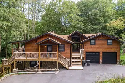 Image de Moosey Creek Lodge - Creekside home with a hot tub!