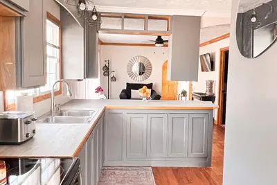 Image de Cozy fully furnished home located steps away from Highland Park!
