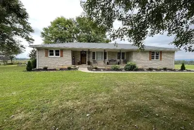 Image de Beautiful farmhouse on a 200 acre farm. Close to Rock Island State Park.
