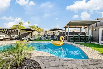 Image de Group Fun Hq with Hot Tub + Bar, Heated Pool, Game Room & Lounge Near Old Town