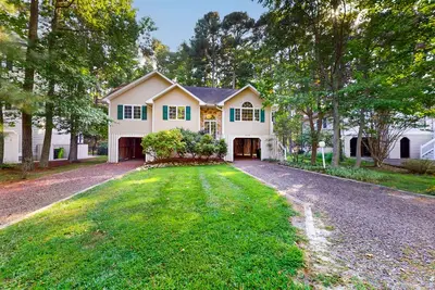 Image de Salt Pond home with pool access, tennis court & gym plus jetted tub & Ac