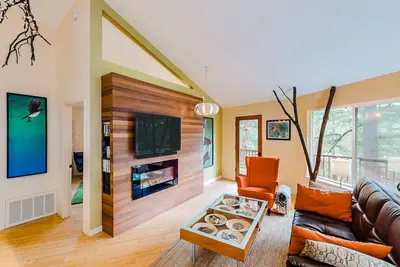 Image de Unique home in the treetops with 360-degree deck & walkable location