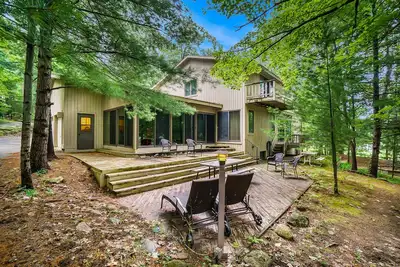 Image de Two-story home with a patio, sunroom, balcony, & washer/dryer access