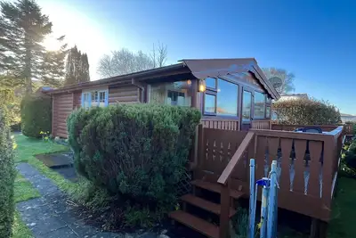 Image de Cozy cabin, nestled on a mountainside with picturesque views.