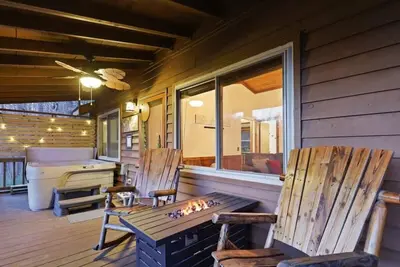 Image de Mountain Views | Hot Tub | Fire Pit | Close 2 Town