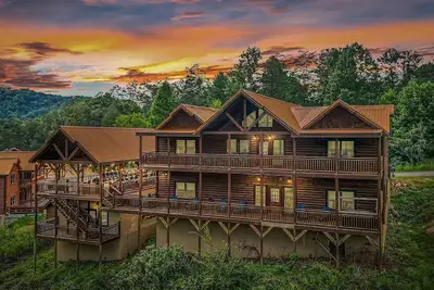 Image de Smokey’s Paradise by AvantStay | Sleeps 22 + Pool