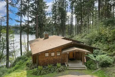 Image de Goss Lake Chalet by AvantStay | Lakefront w/ Dock, Fire Pit, Outdoor Dining Area