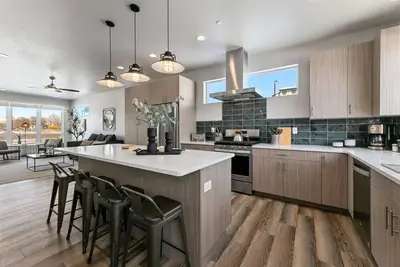 Image de Chic Retreat w/ Rooftop Fireplace
