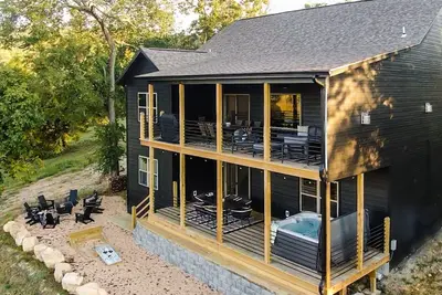 Image de Luxury at Lake Taneycomo, Hot Tub, FirePit, Views!