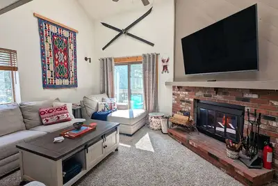 Image de Cozy Slopeside Condo - Sleeps 10