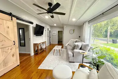 Image de Newly Renovated Bright & Cozy Retreat