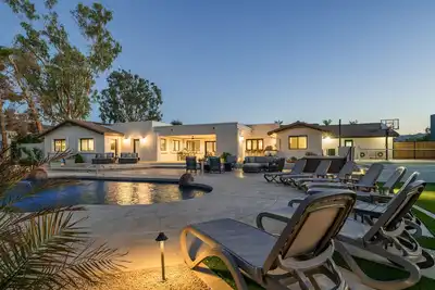 Image de Charming Desert Retreat w/ pickle-ball, gym, theater & more!