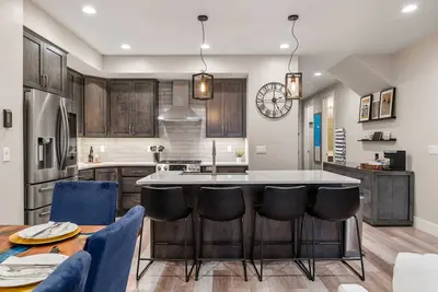 Image de Sherman Suite - Steps to Downtown, Lake Cda! Hot-Tub, Pet & Family Friendly