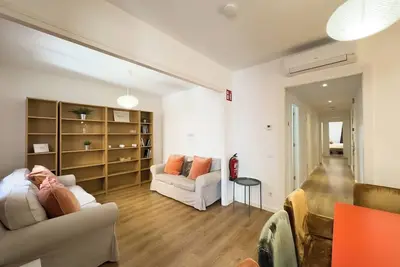 Image de Appartement confortable de 3 chambres Ă coucher avec terrasse, proche du centre