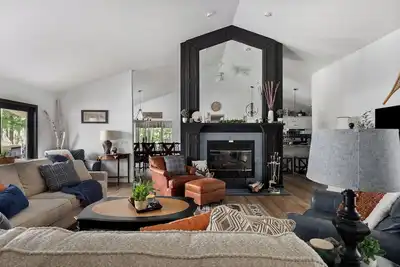 Image de Spacious Golf/Ski Group Retreat On Golf Course with On Site Hot Tub & Game Room