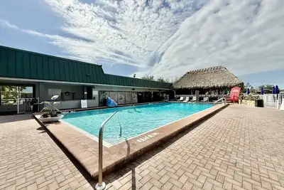 Image de ! Newly Remodeled! Water Front Condo-Pool/Gym/Boat Rentals/Wi-Fi/Laundry Facility!