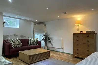 Image de Pitch perfect basement studio apartment close to old Trafford.