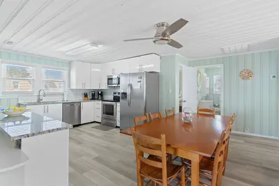 Image de Ocean View Cozy Beach Get Away - 10 seconds to the beach