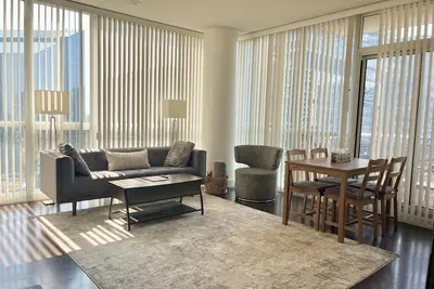 Image de Entire Corner Unit in Prime Toronto Location. Steps from Subway, Shops & Dining