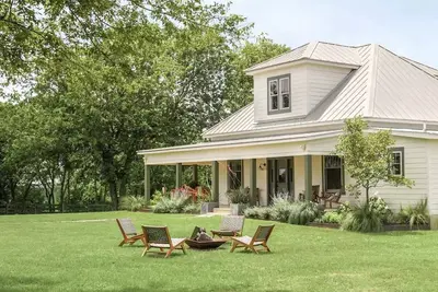 Image de Contemporary Country Farmhouse in Lockhart Texas