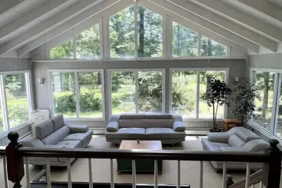 Image de Renovated 4/2 Country Home w/ Vaulted Family Room\n