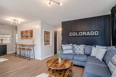 Image de Modern 3-bedroom home, remodeled, near downtown