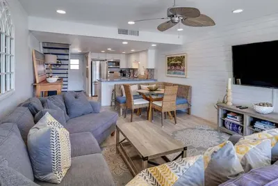 Image de Surfside Serenity - Beachfront w/Pool & Ocean View