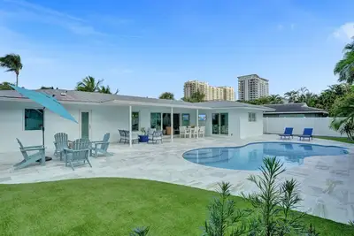 Image de 3br/3ba Beach Home - Singer Island - 5 minute walk to the Beach - Heated Pool