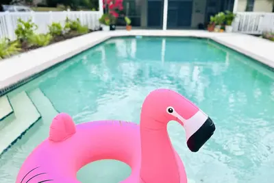 Image de Updated Cozy home with pool - just 4 mins from beach