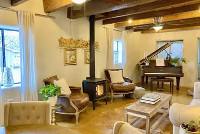 Image de Cozy Adobe ~ 20 minutes to the Mountains or the City!