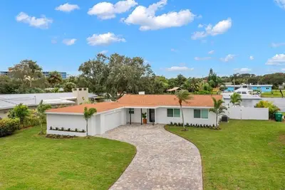 Image de Walk to beach, riverfront, pool home. Bring your boat!