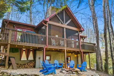 Image de Catching Fireflies · A Family Getaway with Hot Tub | Games | Bbq Grill