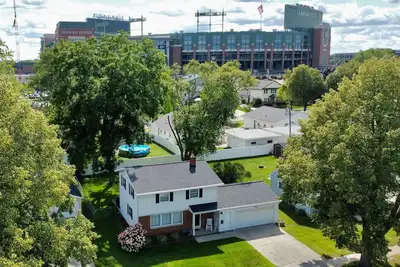 Image de Curly's Quarters 4 Bedroom Home in Lambeau Field's Backyard!