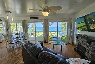 Image de Tree Top Lake Front Cottage