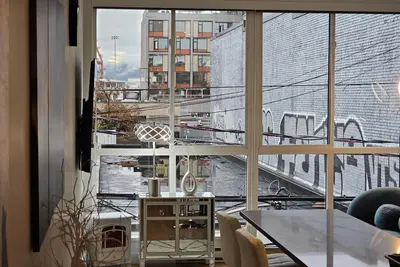 Image de Entire Space of Modern Apartment Downtown Vancouver Neighbourhood