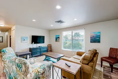 Image de 2nd-floor condo across the street from the beach with heated pool, balcony, W/D
