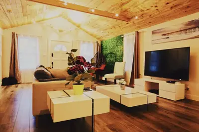 Image de Modern Beach Cottage - Walk to Beach and Downtown\n