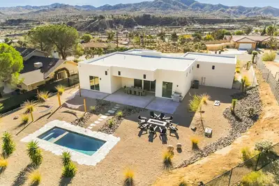 Image de New Home - In ground Heated Pool - Spa - Fire Pit - Mountain Views - Ev Charger