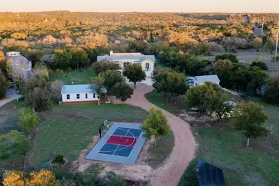 Image de 7 Br Gated Compound | Sleep 26 | Pool | Pickleball Court