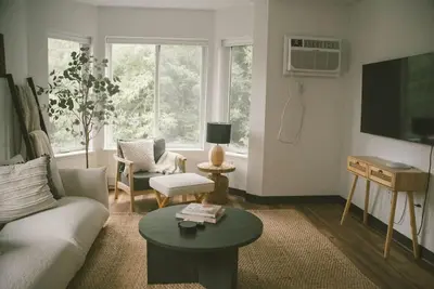 Image de Walking Distance from Hospitals, Lake-walk and Restaurants