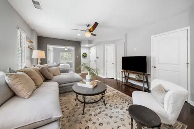 Image de Stylish 2br near City Center | Otr, Uc, Zoo