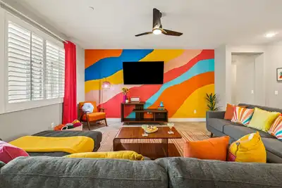 Image de Kaleidoscope by AvantStay | Colorful Escape + Pool