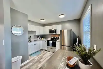 Image de Charming, Stylish remodeled Trenton Apartment
