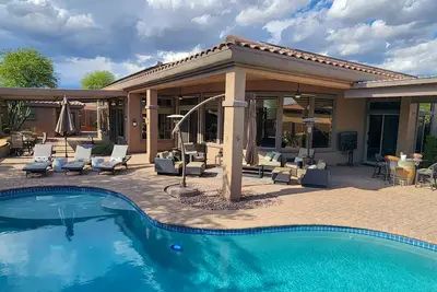 Image de This stunning 3-bedroom, 3. 5-bathroom home invites you to experience the ultimate desert getaway