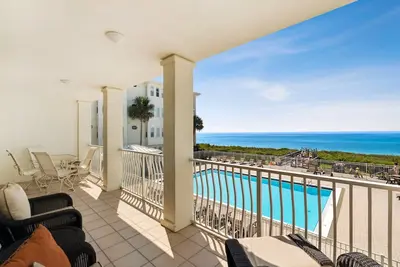Image de Beachfront Oasis with Gulf & Pool Views | Steps to Beach & Pool | 6 Beach Bikes