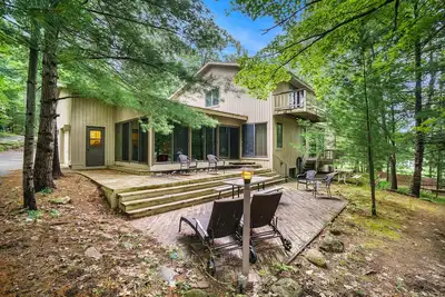 Image de Stylish retreat with a full kitchen, sunroom, & W/D access