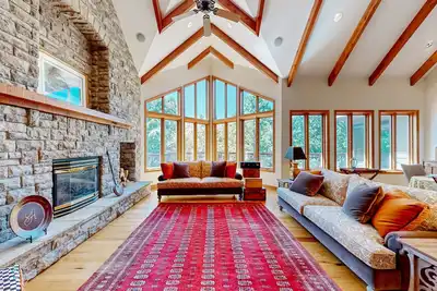 Image de Elegant lake house with gourmet kitchen, game room, scenic views & lake frontage