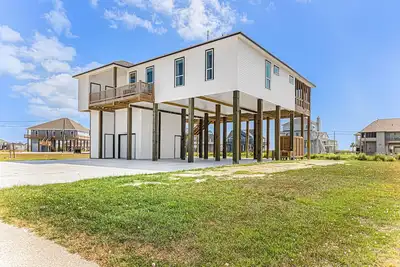 Image de Brand-new beach house with outdoor areas, water view, Ac, & W/D
