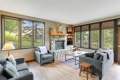 Image de Sunlit, mountain view condo with a fireplace plus on-site pool & hot tub